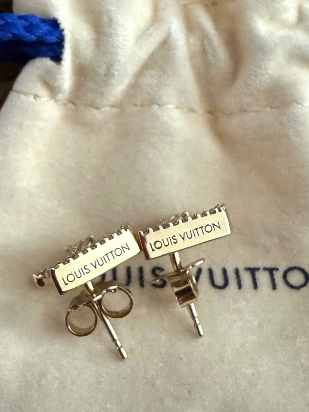 ❌SOLD❌NEW LOUIS VUITTON LV Iconic Gold Finish Crystal Embellished Earrings - Picture 4 of 6